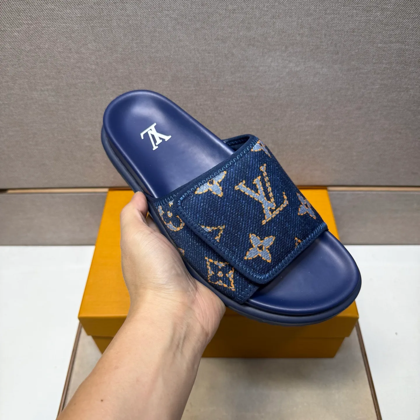 ⬛️Men's shoes 💰p320 [LV～] Men's casual slippers 2025z cabinet sales simultaneously 🔶Size: 38-44 #️⃣ 🔷2 colors🔜The upper is made of multi-material splicing➕Genuine leather lining, comfortable and breathable, sole: original comfortable and wear-resistant outsole, ⚠️Real shot📱Photographed🎬The real thing is better📢📢📢